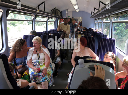 Northern treni passeggeri andando a Huddersfield West Yorkshire , Inghilterra, Regno Unito Foto Stock