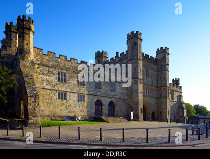 La facciata della grande Gatehouse of Battle Abbey sito del 1066 Battaglia di Hastings, Battle, East Sussex, Regno Unito Foto Stock