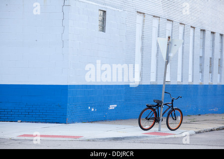 Detroit, Michigan - una bicicletta parcheggiata su un angolo di strada. Foto Stock