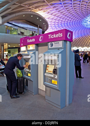 Vista del reticolo in acciaio-lavoro struttura del tetto progettato da Arup, sulla western piazzale della stazione ferroviaria di King's Cross. Foto Stock