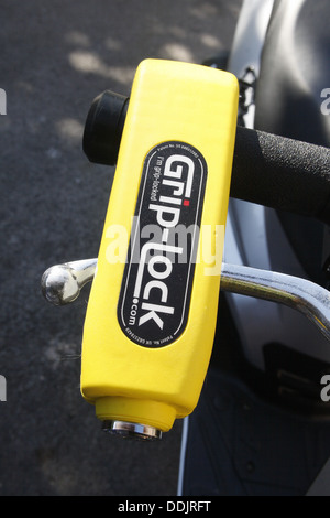 Grip-lock antifurto attaccata alla valvola a farfalla del scooter Foto Stock