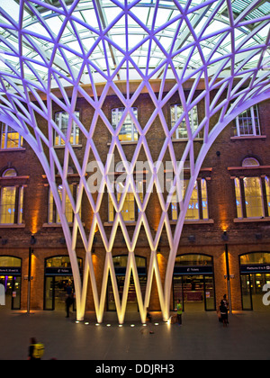 Vista del reticolo in acciaio-lavoro struttura del tetto progettato da Arup, sulla western piazzale della stazione ferroviaria di King's Cross. Foto Stock