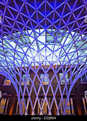 Dettaglio del reticolo in acciaio-lavoro struttura del tetto progettato da Arup, sulla western piazzale della stazione ferroviaria di King's Cross. Foto Stock