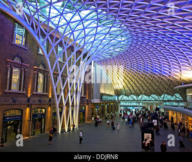 Vista del reticolo in acciaio-lavoro struttura del tetto progettato da Arup, sulla western piazzale della stazione ferroviaria di King's Cross. Foto Stock