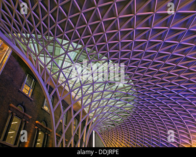 Dettaglio del reticolo in acciaio-lavoro struttura del tetto progettato da Arup, sulla western piazzale della stazione ferroviaria di King's Cross. Foto Stock