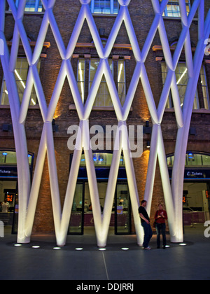 Dettaglio del reticolo in acciaio-lavoro struttura del tetto progettato da Arup, sulla western piazzale della stazione ferroviaria di King's Cross. Foto Stock