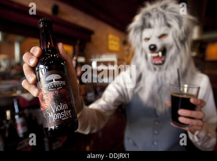 Detroit, Michigan, Stati Uniti d'America. 3 Sep, 2013. Il Violino Monster, un Ann Arbor, Michigan-basato street violinista, mostra il suo autunno Ale alla birra una release party presso Arbor Brewing Company nel centro cittadino di Ann Arbor, MI a settembre 3, 2013. Il mostro ha collaborato con Arbor Brewing Company proprietario Matt Greff per creare un forte e speziato stagionali ale. Dopo aver effettuato una ricerca mannaro lore, birra ingredienti incluso il luppolo tedesco e la mezzanotte di frumento sono state selezionate in base ai temi della dualità, la trasformazione, la luce contro il buio e il bene e il male. ''Abbiamo aggiunto un sacco di luppolo per dare un morso,'' detto Greff. (Credito Immagine: © Foto Stock