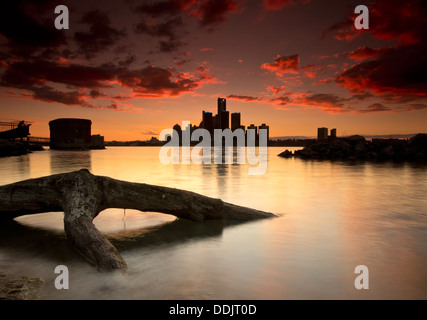 Il Detroit skyline al tramonto visto da Windsor, Ontario, Canada. Foto Stock