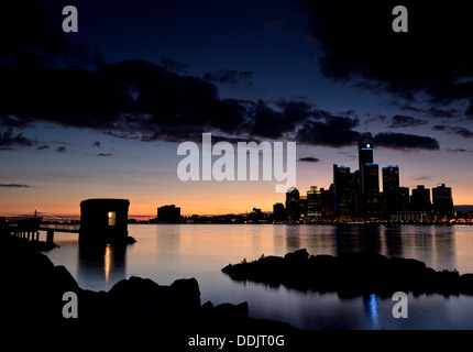 Il Detroit skyline al tramonto visto da Windsor, Ontario, Canada. Foto Stock