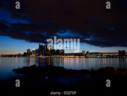 Il Detroit skyline al tramonto visto da Windsor, Ontario, Canada. Foto Stock