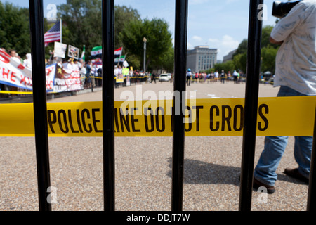 "Linea di polizia non Cross' nastro contro barricade recinto - Washington DC, Stati Uniti d'America Foto Stock