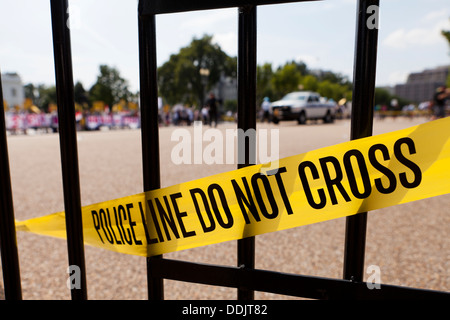 "Linea di polizia non Cross' nastro contro barricade recinto - Washington DC, Stati Uniti d'America Foto Stock