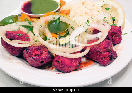 Est Indiano Kebab di agnello con riso Basmati di vegetali e di limone Tamarind Chutney Salsa Closeup Foto Stock