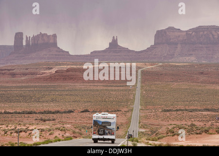 Il Monument Valley in una tempesta, guardando a sud dalla Route 163, confine Arizona-Utah. Foto Stock