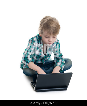 Ragazzo con un laptop su uno sfondo bianco Foto Stock
