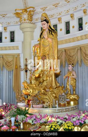 Guan Yin cinese statua della dea in Sukhawadee Mansion - edificio colorato Pattaya Foto Stock