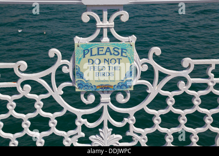 "Si prega di non alimentare gli uccelli' firmare al Molo di Brighton East Sussex England Regno Unito Foto Stock