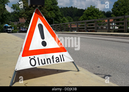 Strada tedesco fuoriuscite di olio cartello segnaletico, Truchtlaching Chiemgau, Alta Baviera Germania Europa Foto Stock