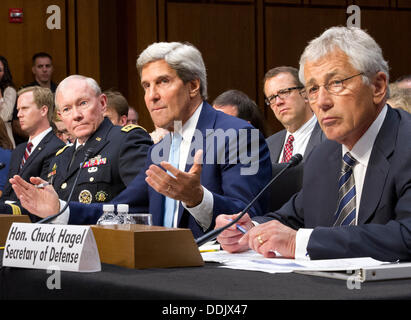 Washington DC, Stati Uniti d'America. 03Sep, 2013. Stati Uniti Segretario della Difesa Chuck Hagel, destra, U.S. Il segretario di Stato John Kerry, centro e generale Martin Dempsey, Presidente del Comune di capi di Stato Maggiore, sinistra, testimoniare prima di Stati Uniti Senato Comitato delle Relazioni Estere audizione sulla "Autorizzazione di utilizzazione della forza in Siria' . © dpa picture alliance/Alamy Live News Foto Stock