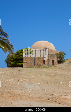 Un ortodosso cappella Greca con una moschea in background all'interno di Rethimno Fortezza. Foto Stock