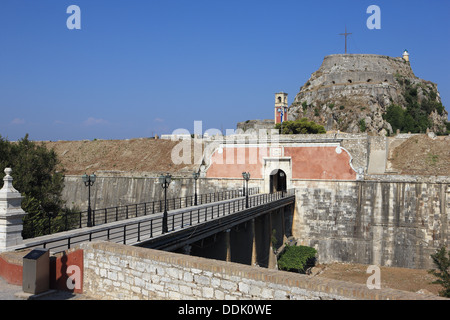 Ingresso passerella per la Fortezza vecchia di Corfù città Foto Stock