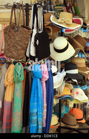 Cappelli, borse e sciarpe in vendita al di fuori di un negozio di Greco nella città di Corfù Foto Stock