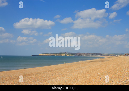 Spiaggia ghiaiosa con i pescatori. Guardando verso Newhaven da Seaford, East Sussex, Inghilterra. Maggio. Foto Stock