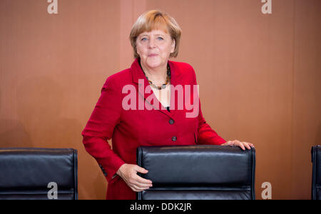 Berlino, Germania. 04 Sep, 2013. Il cancelliere tedesco Angela Merkel arriva per la riunione di gabinetto a Berlino, Germania, 04 settembre 2013. Foto: KAY NIETFELD/dpa/Alamy Live News Foto Stock
