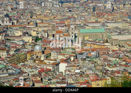 L'Italia, Campania, Napoli, vista da Castel Sant Elmoto alla città vecchia con i suoi vicoli strettissimi e Spaccanapoli Foto Stock