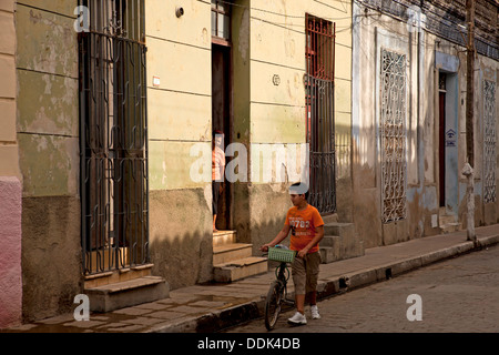 I ciclisti a Camagüey, Cuba, Caraibi, Foto Stock