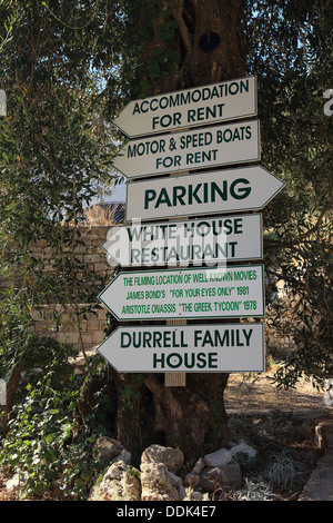 Segni in Corfu villaggio di Kalami evidenziando che il villaggio è stato usato come un film location per un film di James Bond Foto Stock