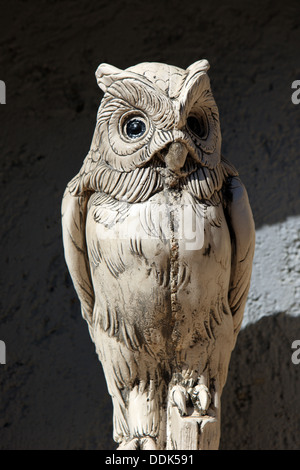 Replica gufi vicino alla Casa Bianca a Kalami, Corfù che era la casa di famiglia di Gerald Durrell Foto Stock