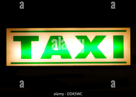 Il Neon verde segno taxi di notte Foto Stock