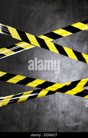 Nero e giallo in plastica del nastro barriera blocca la strada. Foto Stock