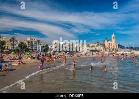 Vista panoramica su una spiaggia di Sitges, Catalogna, Spagna Foto Stock