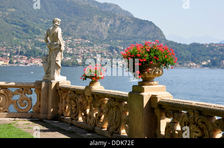 Italia - Lago di Como - Lenno - Villa Balbianello - La terrazza che si affaccia sul lago - statua - flower urne cinerarie - pietra scolpita balaustra. Foto Stock