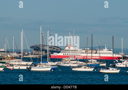Operando il servizio di traghetto RO-RO tra Melbourne e la Tasmania, lo Spirit of Tasmania è visto attraversare Port Phillip Bay. Westgate Bridge sullo sfondo. Foto Stock