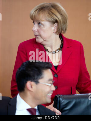 La Cancelleria federale della Repubblica federale di Germania, Berlino, Germania. 04 Sep, 2013. Il cancelliere tedesco Angela Merkel e il ministro dell'economia Philipp Roesler chat prima della riunione di gabinetto presso la cancelleria tedesca, Berlino, Germania, 04 settembre 2013. Foto: Kay Nietfeld/dpa/Alamy Live News Foto Stock