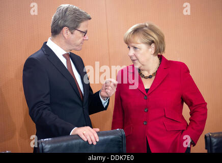 La Cancelleria federale della Repubblica federale di Germania, Berlino, Germania. 04 Sep, 2013. Il cancelliere tedesco Angela Merkel e il Ministro degli esteri Guido Westerwelle chat prima della riunione di gabinetto presso la cancelleria tedesca, Berlino, Germania, 04 settembre 2013. Foto: Kay Nietfeld/dpa/Alamy Live News Foto Stock