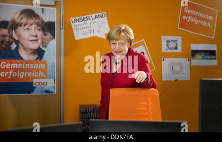 Berlino, Germania. 04 Sep, 2013. Il cancelliere tedesco Angela Merkel in visita i suoi sostenitori in generale tedesco della campagna elettorale di 'Team Deutschland " presso il quartier generale CDU a Berlino, Germania, 04 settembre 2013. Foto: KAY NIETFELD/dpa/Alamy Live News Foto Stock