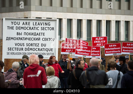 Berlino, Germania. 04 Sep, 2013. Aktivists di campact e l'associazione Digitalcourage dimostrare durante un'azione, in cui le persone "py back' e 'monitor' la nuova sede del tedesco agenzia di intelligence a Berlino, Germania, 04 settembre 2013. Foto: MAURIZIO GAMBARINI/dpa/Alamy Live News Foto Stock