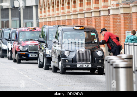 Londra, Inghilterra, Regno Unito. Taxi la coda davanti alla stazione di St Pancras Foto Stock