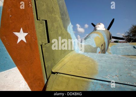 Aerei da combattimento in nazionale cubana di colori a la Playa Giron (Giron spiaggia) Museo a Bahia de Cochinos (Baia dei maiali), Cuba Foto Stock