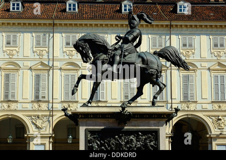 L'Italia, Piemonte, Torino, Piazza San Carlo, Statua di Emanuele Filiberto di Savoia Foto Stock