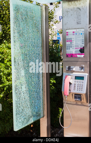 Chiosco telefonico con vetri frantumati. Warnemunde Germania Foto Stock