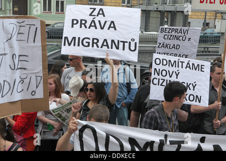 Gli stranieri la protesta contro la nuova proposta di legge sugli stranieri della Repubblica ceca a Praga il 2 luglio 2013. Foto Stock