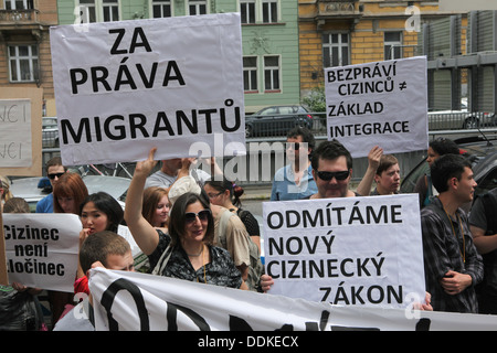 Gli stranieri la protesta contro la nuova proposta di legge sugli stranieri della Repubblica ceca a Praga il 2 luglio 2013. Foto Stock