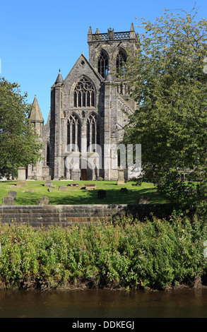 Abbazia di Paisley in Scozia con il White Cart fiume in primo piano Foto Stock