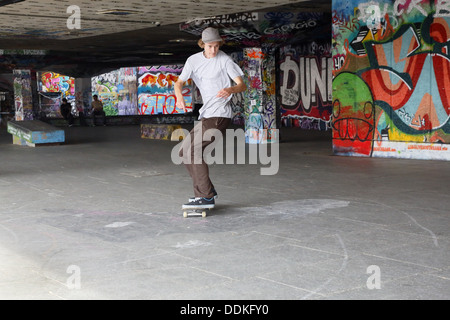 Guidatore di skateboard al Southbank Skatepark a Londra REGNO UNITO. Foto Stock