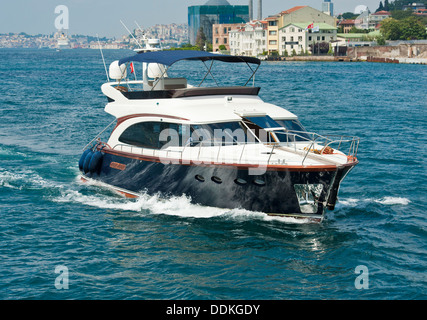 Lusso privato yacht a motore vela su un grande fiume anche se dal centro città Foto Stock